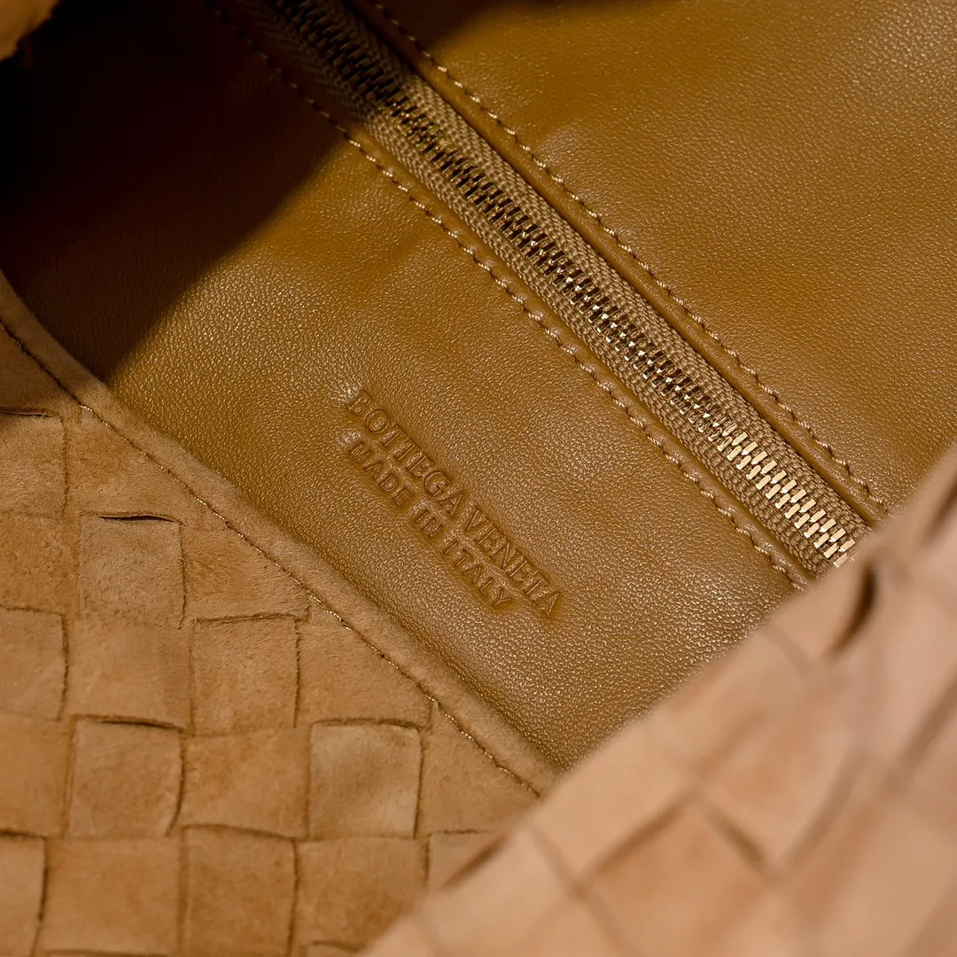 Batch 2160 #Bv Yangjin large size HOP cowhide, the bag body and handles are made of a whole piece of woven leather. The bag body is soft and lazy. Hop symbolizes the praise of innovation and eternal craftsmanship [love]. The pyramid silhouette combines practicality and fashion. Modern and casual, the bag mouth is double-sided closed design, more convenient and safe! Made of soft cowhide and full of texture, this is a must-have for fashionable ladies who like minimalism, comfort and casualness! Model: 3970 Dimensions: 54x24x13